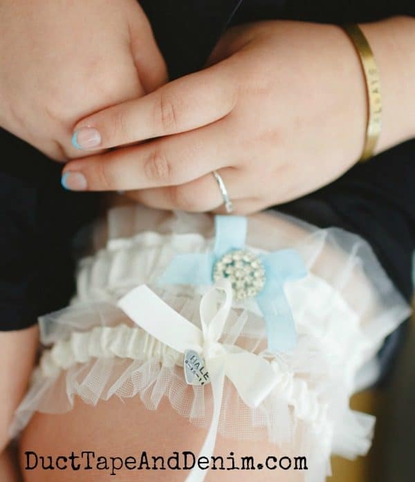 Blue wedding garter to keep | DuctTapeAndDenim.com