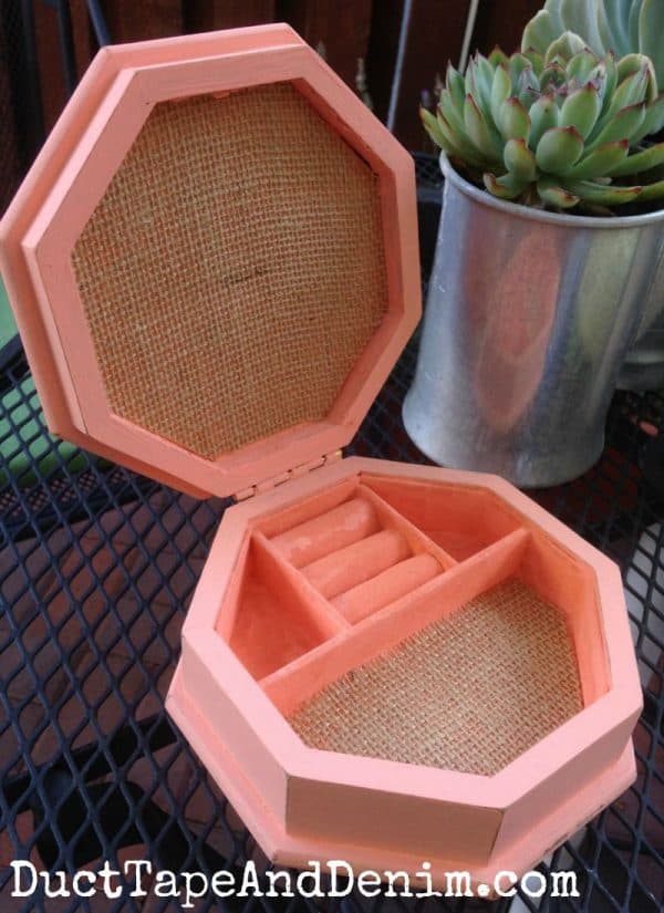 Inside the coral and burlap jewelry box | DuctTapeAndDenim.com