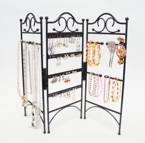 More jewelry organization, display, and storage ideas on DuctTapeAndDenim.com