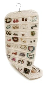 Hanging pocket jewelry organizer | DuctTapeAndDenim.com