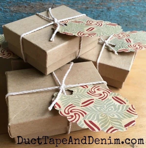 Super easy Christmas jewelry gift box idea. More wrapping ideas on DuctTapeAndDenim.com