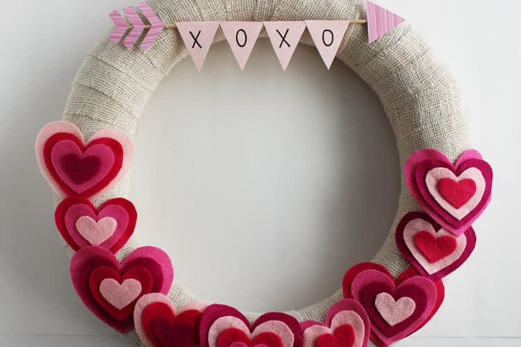 DIY Valentine's Day wreath with felt hearts. More wreath ideas on DuctTapeAndDenim.com