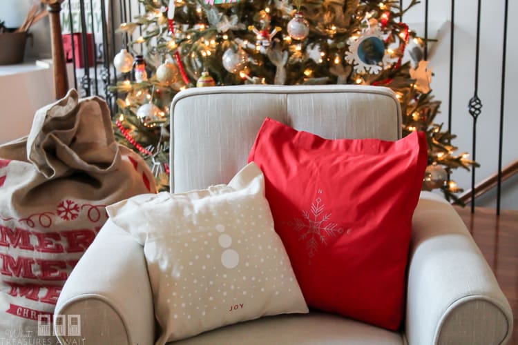 25 Easy DIY Holiday Pillows to Make for Christmas