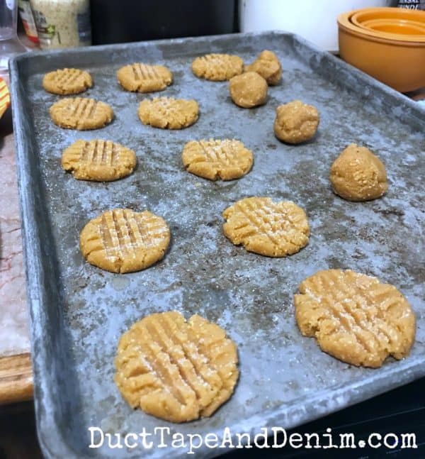 Easy gluten free peanut butter cookie recipe | DuctTapeAndDenim.com